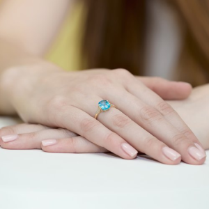 Pierścionek z Topazem 2,40ct i Brylantami z białego złota próby 585. W-0038BT